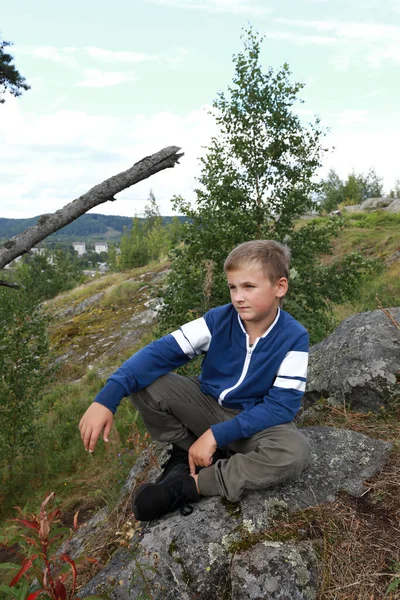 夏天坐在帕索山石上的孩子卡累利阿 — 图库照片