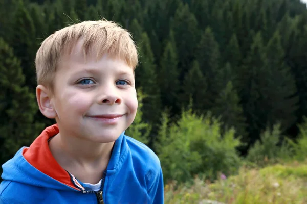 Menino Feliz Sorrindo Monte Paaso Verão Carélia — Fotografia de Stock