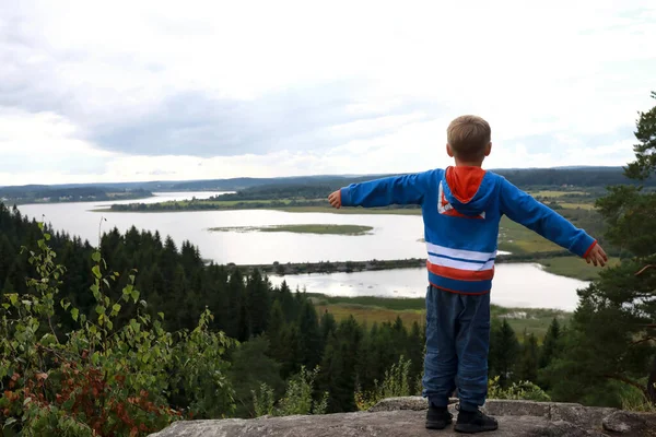 Niño Pie Monte Paaso Verano Karelia —  Fotos de Stock