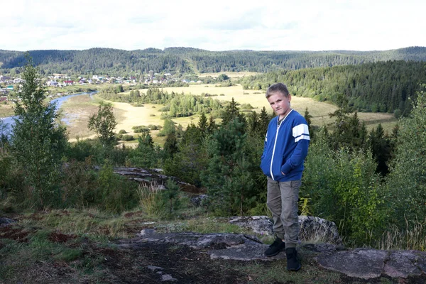 Jongen Staat Berg Paaso Zomer Karelia — Stockfoto