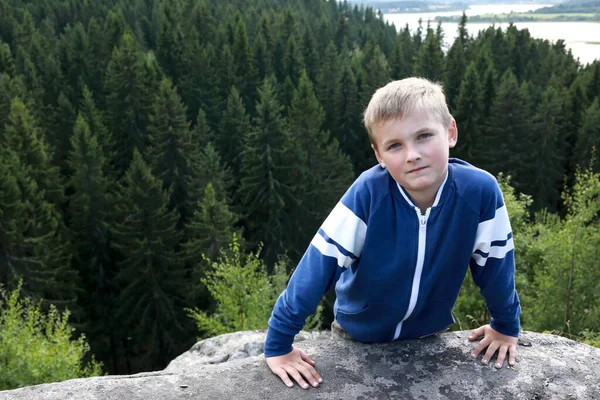 Gyerek Pózol Mount Paaso Nyáron Karelia — Stock Fotó