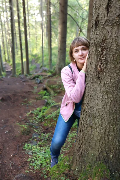 俄罗斯卡累利阿森林里的松树后面的女人 — 图库照片