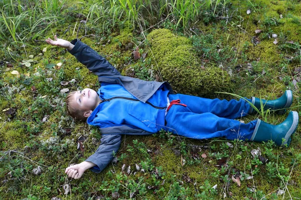 Criança Deitada Grama Floresta Rússia Carélia — Fotografia de Stock
