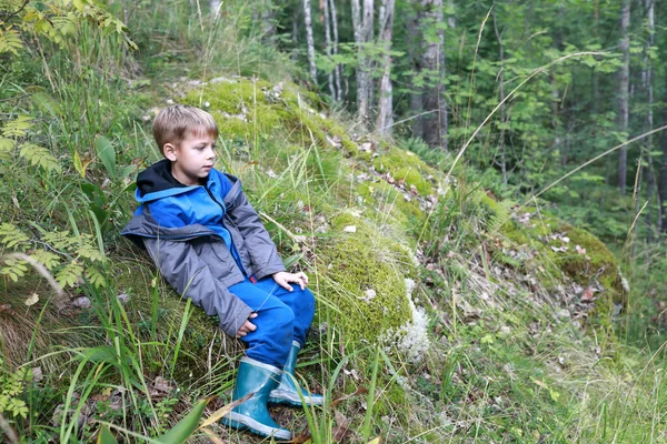 Enfant Assis Sur Herbe Dans Forêt Russie Carélie — Photo