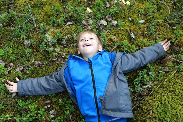 Niño Acostado Hierba Bosque Rusia Karelia —  Fotos de Stock