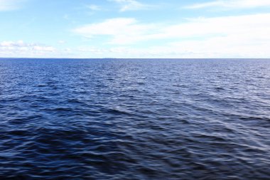 Yazın Ladoga Gölü 'nün silüeti, Rusya