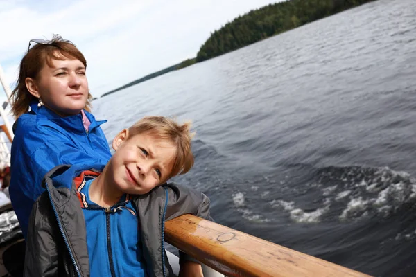 母亲和儿子在客轮甲板上看着拉多加湖 — 图库照片