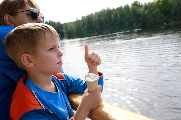 Jongen Die Ijs Eet Aan Dek Van Passagiersschip — Stockfoto