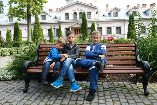 Crianças Descansando Banco Mosteiro Valaam Rússia — Fotografia de Stock