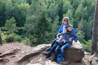 Anne ve oğulları yazın Valaam adasının tepesinde dinleniyorlar.