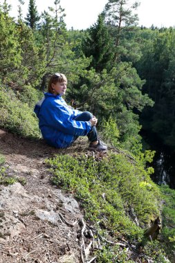 Yazın Valaam adasının tepesinde dinlenen kadın