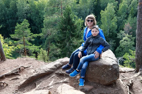 Mère Avec Son Fils Reposant Sur Colline Île Valaam Été — Photo