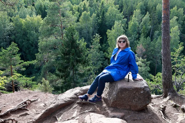 Mujer Posando Colina Isla Valaam Verano — Foto de Stock