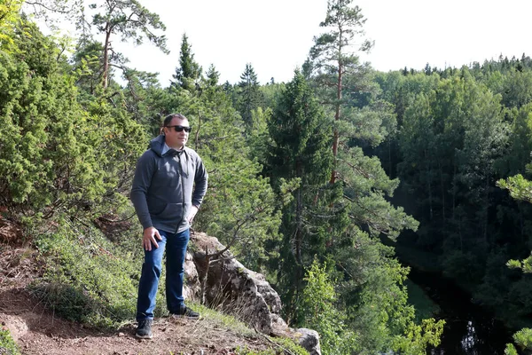 Yazın Valaam Adasının Tepesindeki Adam — Stok fotoğraf