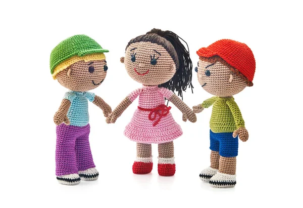白色背景的针织玩具男孩和女孩 — 图库照片