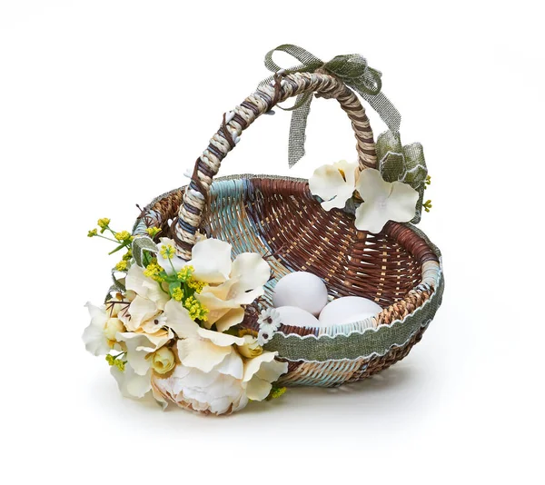 Beyaz arkaplanda çiçek aranjmanından Paskalya sepeti — Stok fotoğraf