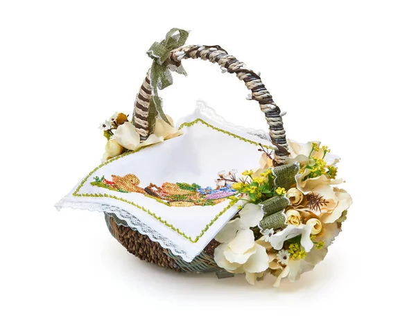 Καλάθι πασχαλινό λουλούδι και κεντημένη πετσέτα σε λευκό φόντο — Φωτογραφία Αρχείου