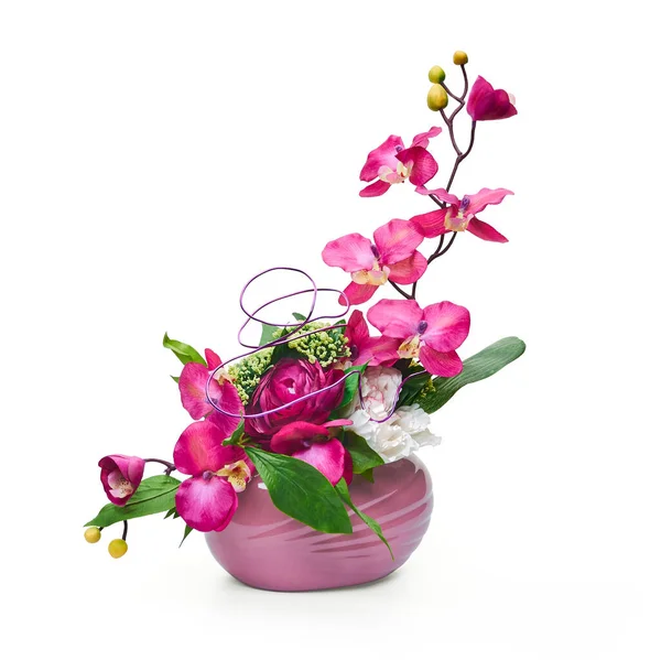 Blomsterarrangement i en vase på hvit bakgrunn – stockfoto