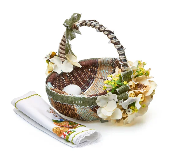 Пасхальная корзина с цветами и вышитой салфеткой на белом фоне — стоковое фото