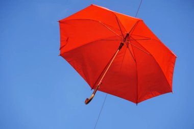 üzerinde mavi bir gökyüzü uçan şemsiye