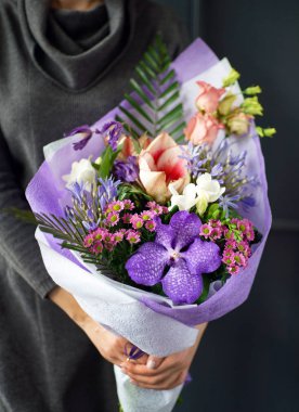 kadın elinde güzel buket 