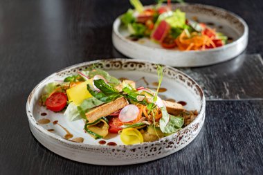 Kızarmış tofu salatası yakın çekim