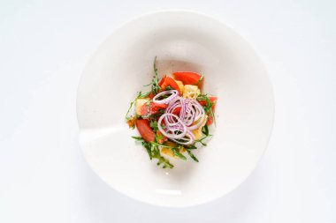 Beyaz tabakta taze salata yakın çekim