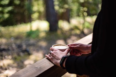 Bir fincan kahveli kadın.