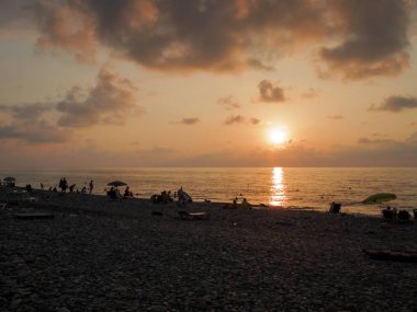 Denizin üzerinde güzel gün batımı