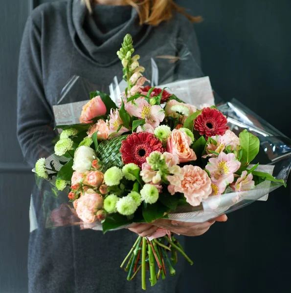 Bouquet Agradável Nas Mãos Mulher — Fotografia de Stock