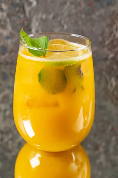 Zomer Limonade Met Vruchten Close — Stockfoto