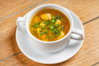 Masanın üzerinde sebze çorbası yakın çekim