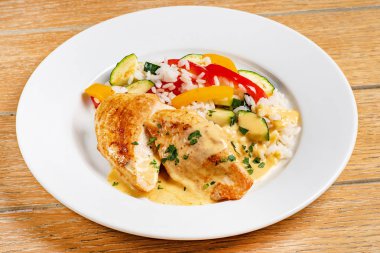 pirinç ve sebze ile tavuk, yakın çekim