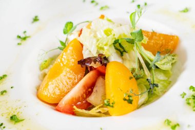 Şeftali, salata yakın çekim