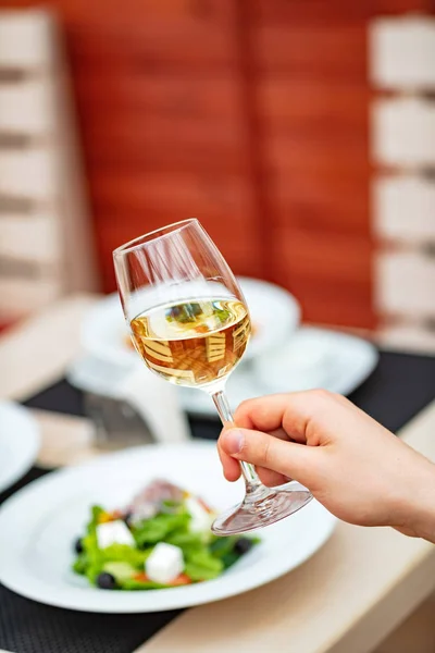 Cena Café Mano Sosteniendo Copa Vino — Foto de Stock