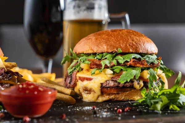 Hamburger Bira Kapat — Stok fotoğraf
