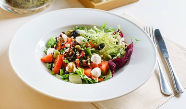 Mozzarella peyniri, salata yakın çekim