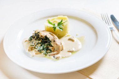 patates püresi, tavuk dolması yakın çekim