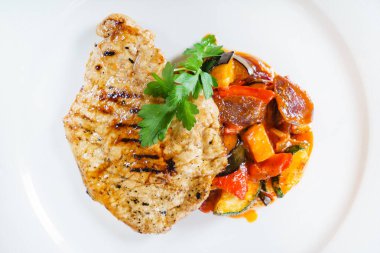 biftek ile kavrulmuş sebze, yakın çekim