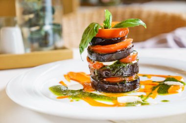 Mozzarella peyniri, kavrulmuş sebze yakın çekim