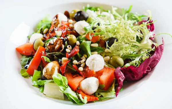 Salada Com Mussarela Close — Fotografia de Stock