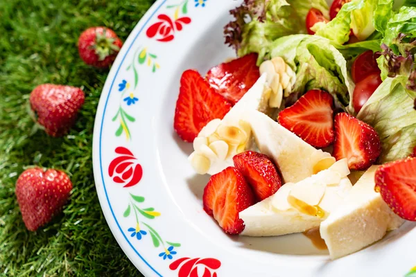 Insalata Fresca Con Fragole Primo Piano — Foto Stock