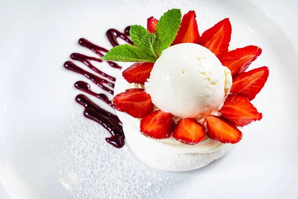 Merengue Sabroso Con Fresas Cerca — Foto de Stock