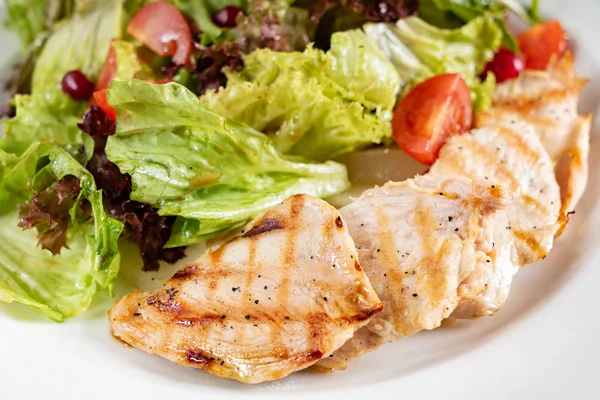 Gegrilltes Hühnchen Mit Salat Aus Nächster Nähe — Stockfoto