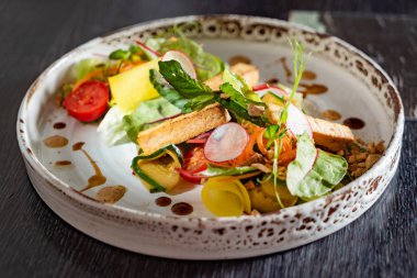 Kızarmış tofu salatası yakın çekim