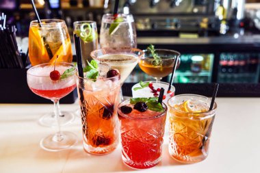 kokteyl barda, yakın çekim