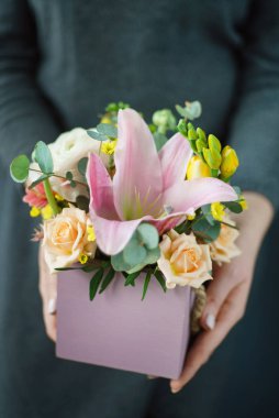 kadın elinde güzel buket 