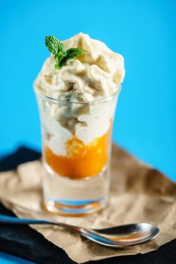 krem şanti ile tatlı yakın çekim