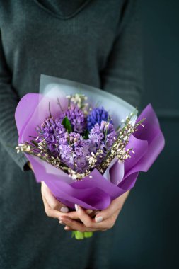 kadın elinde güzel buket 