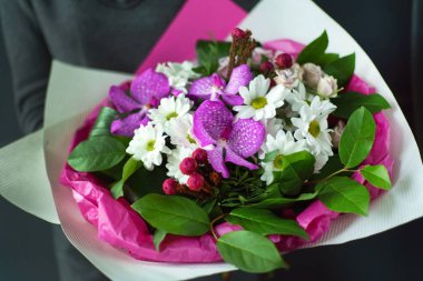 kadın elinde güzel buket 